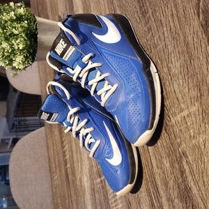 Nike Team Hustle D7 Blue Boys Size 4.5